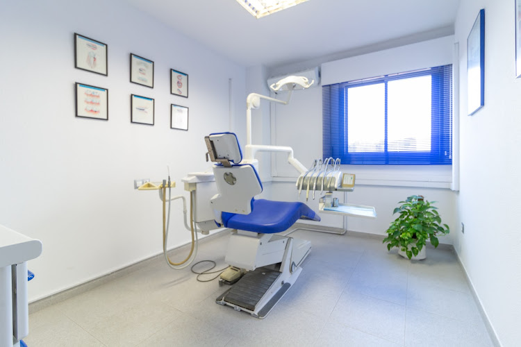 CLINICA DENTAL CALERO Y PERAL en huelin Malaga